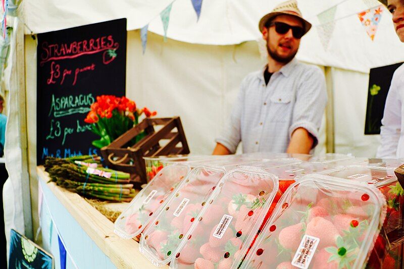 File:Hayfestival-2016-strawberry-vendor.jpg