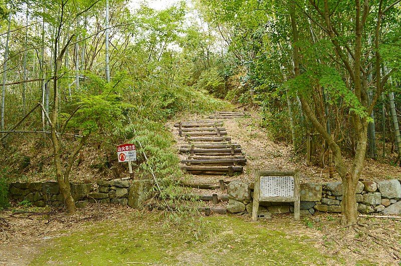 File:Hyotanyama-kofun (Azuchi) entrance-2.jpg