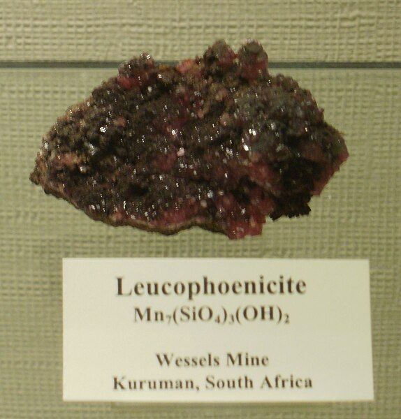 File:Leucophoenicite.jpg