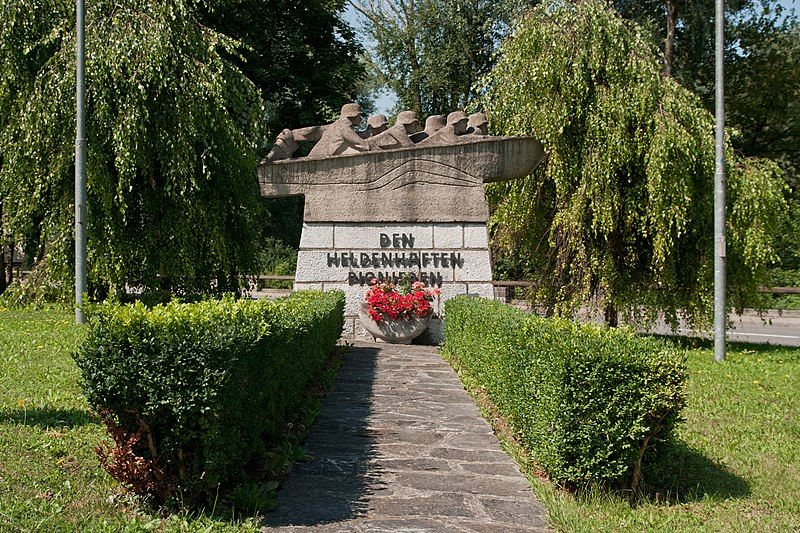 File:Melk Pionierdenkmal.jpg