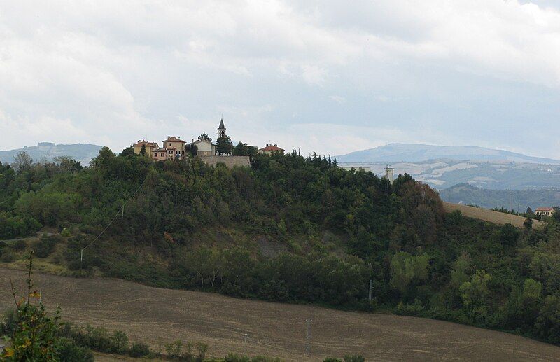 File:Montecalvo in Foglia.jpg