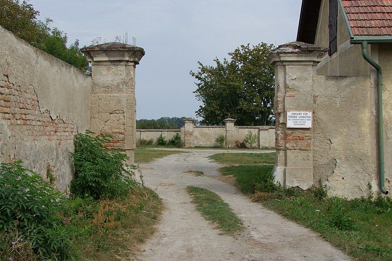 File:Niederweiden Schafflerhof EInfahrt.jpg