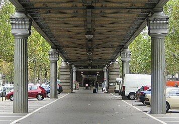 The central reservation below the métro's overhead section