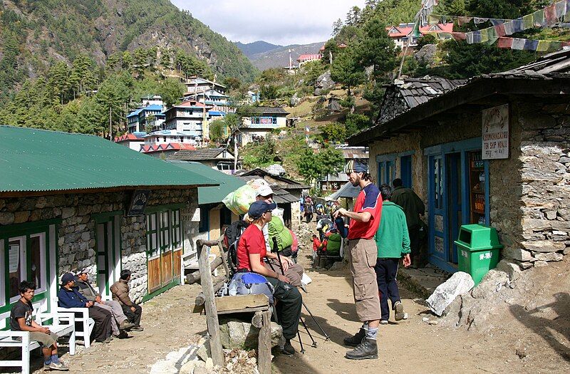 File:Phakding-Namche-32-Monju-2007-gje.jpg