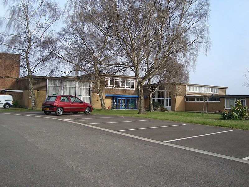 File:Southgateprimarycrawley.jpg