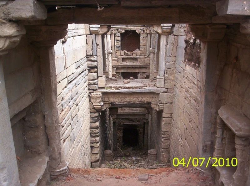 File:Stepwell of Vadgam-2.jpg