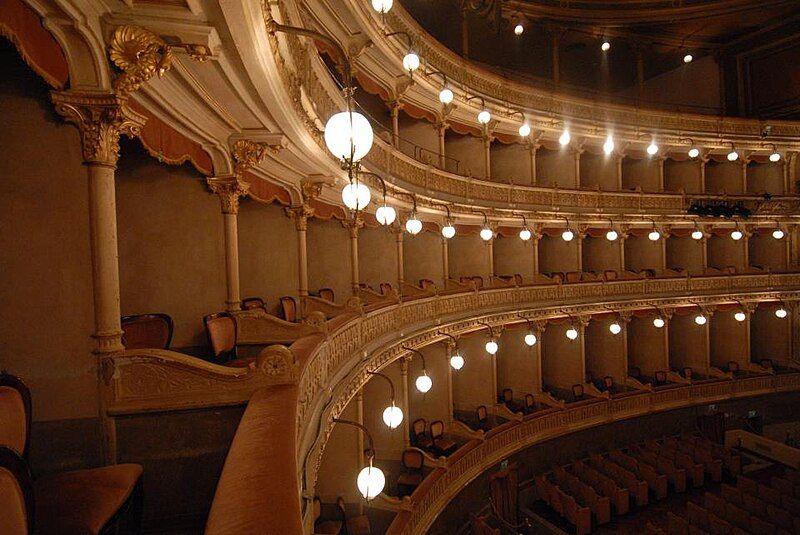 File:Teatro Coccia palchi.jpg