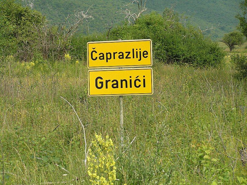 File:Čaprazlije-Granići-ploča.JPG