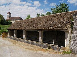 The washhouse and church in Amondans