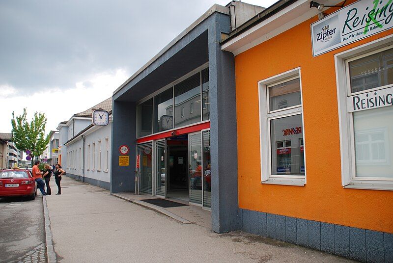 File:Bahnhof Amstetten.JPG