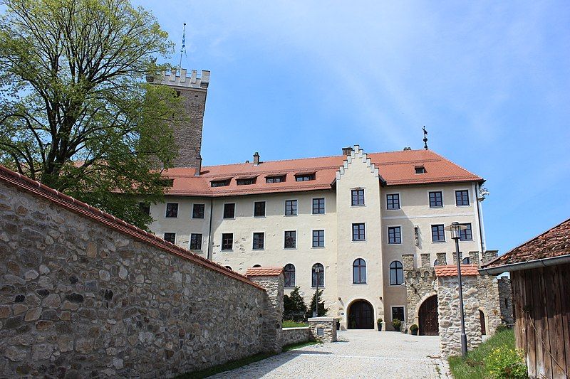 File:Burg Falkenfels, Zufahrtsstraße.jpg