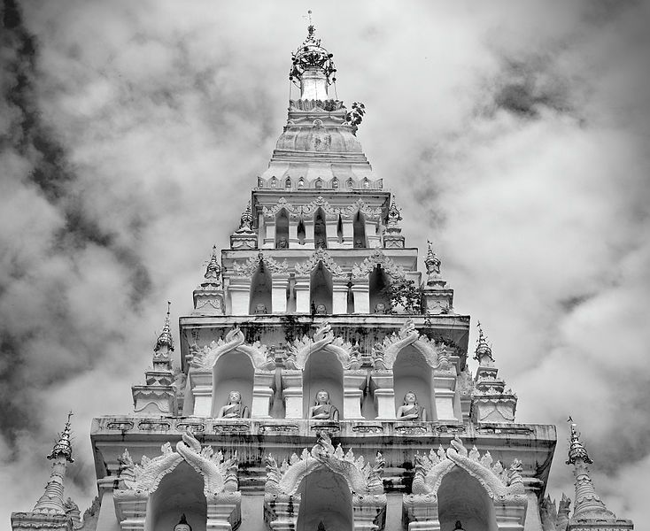 File:Chedi-liam-crest-wat-chedi-liam-wiang-kum-kam-chiang-mai-thailand.jpg