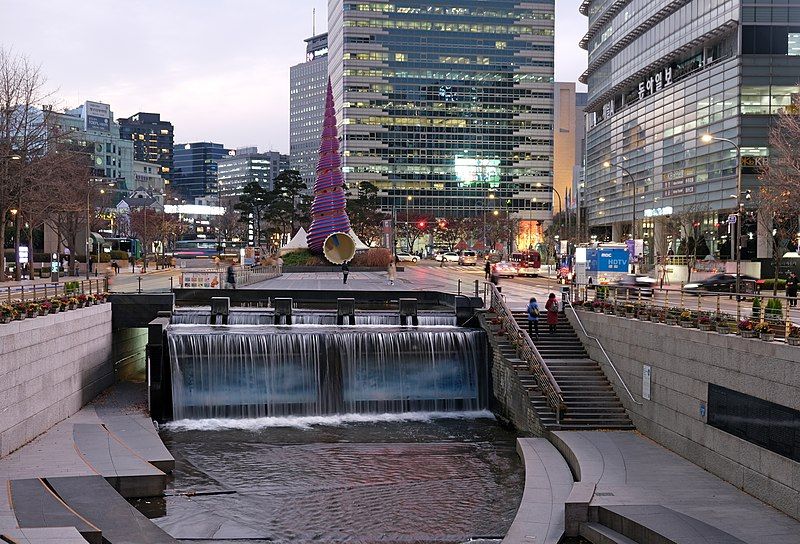 File:Cheonggyecheon evening 2.jpg