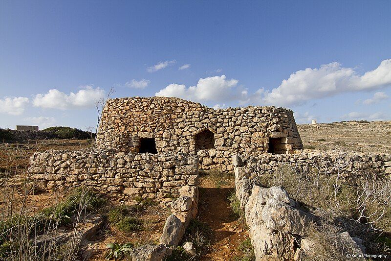 File:Corbelled-stone-huts.jpg