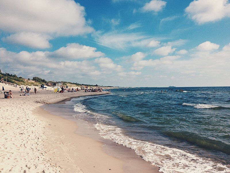 File:Klaipeda beach (14694266436).jpg