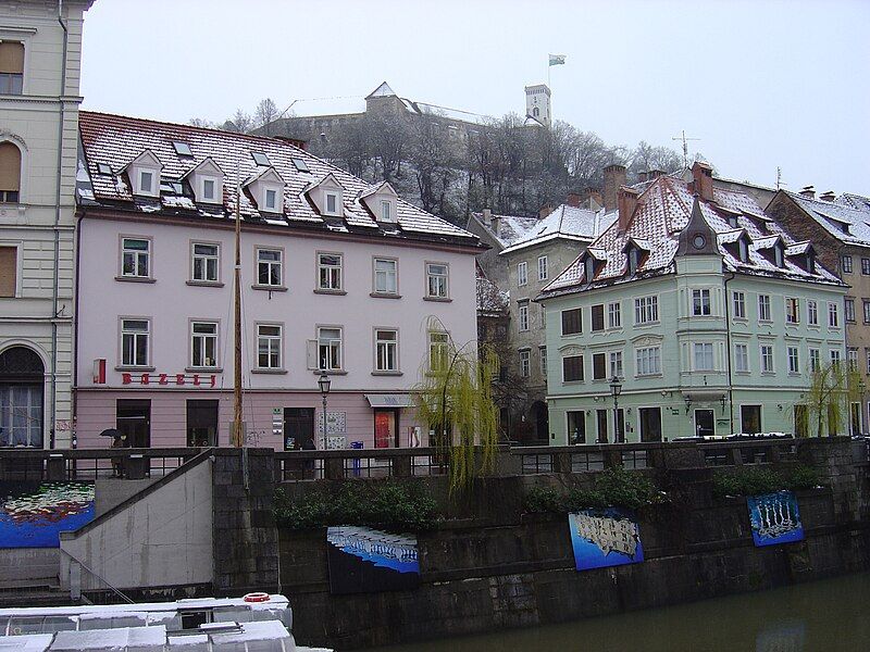 File:Ljubljana Cankarjevo nabrežje.JPG