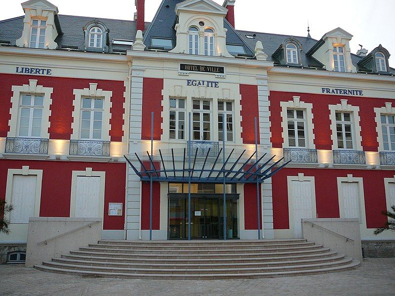 File:Mairie Montceau-les-mines nuit.JPG