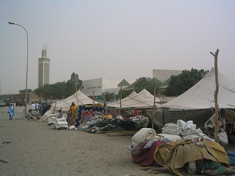 File:NouakchottMosquéeTentes.JPG