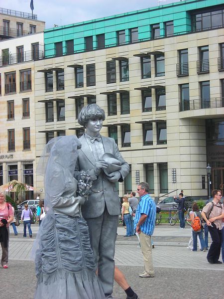 File:Statues Berlin.JPG