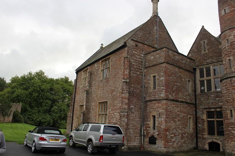 File:Sutton Court chapel.JPG