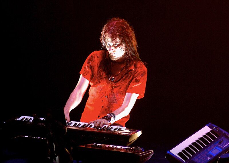 File:Tuomas-Holopainen-keyboards1.JPG