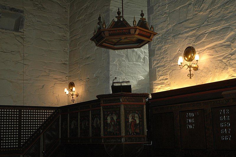 File:Voss kyrkje preikestol.jpg