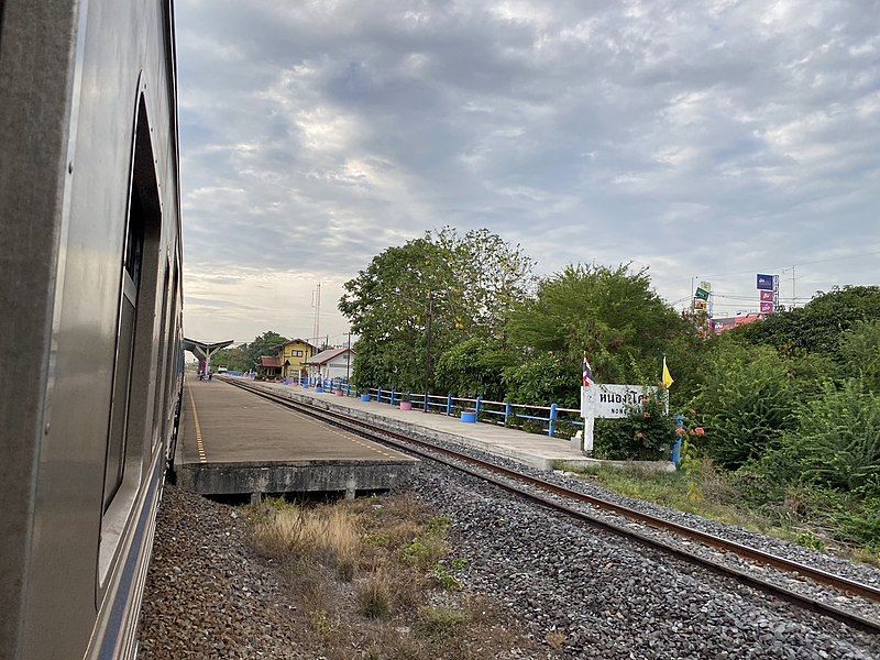 File:สถานีรถไฟหนองโดน.jpg