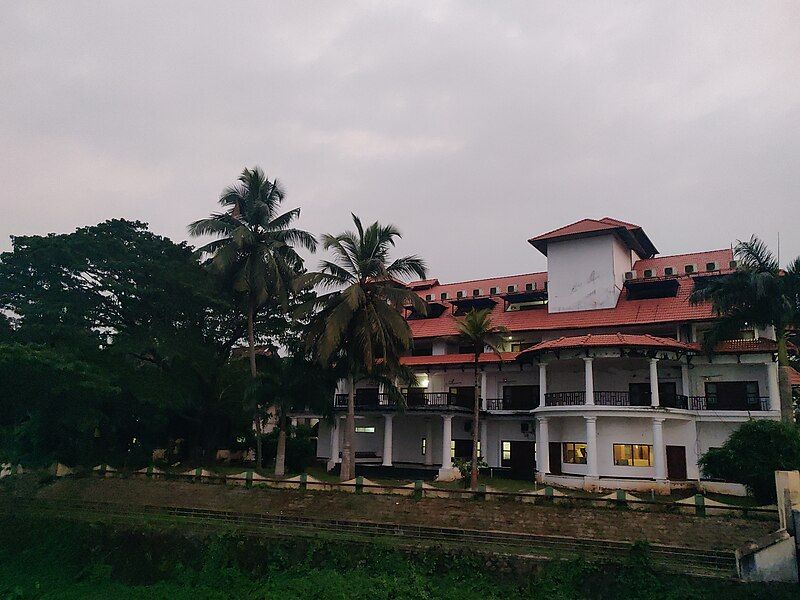 File:Aluva palace.jpg