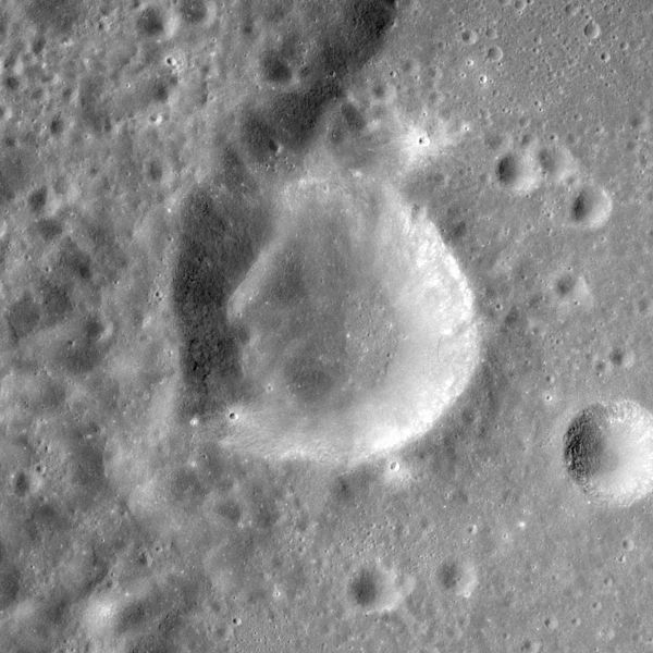 File:Bergman crater AS16-M-0064.jpg