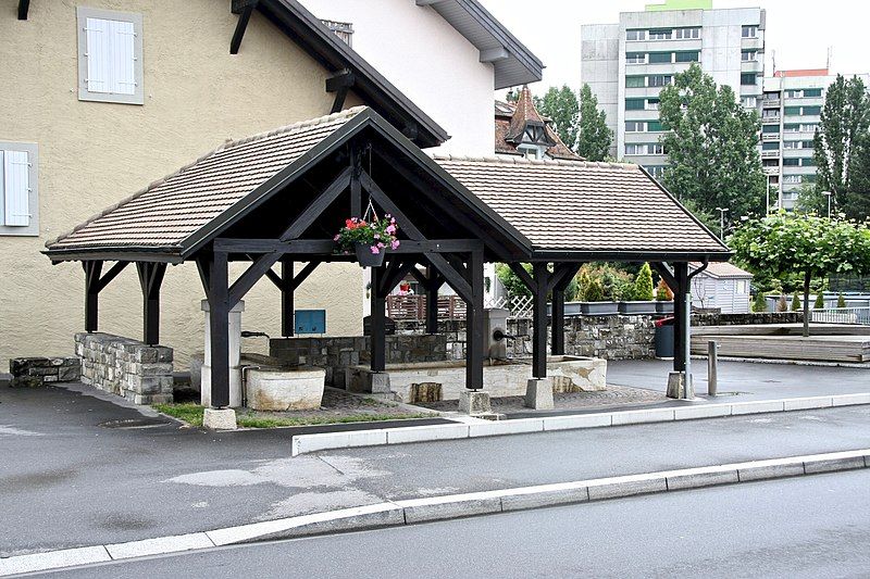 File:ChavannesRenensWaterFountain.jpg