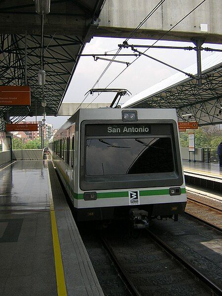 File:Estacion Estadio-plataforma-Medellin(2).JPG