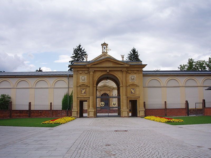 File:HauptfriedhofKarlsruheTriumphbogenaußen.jpg