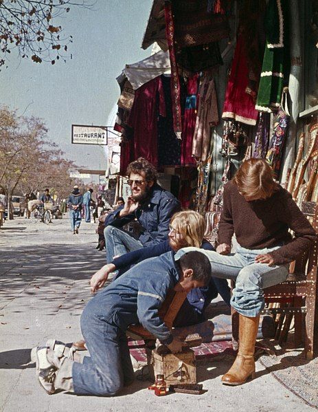 File:Kabul-04-Touristen beim Schuhputzer-1976-gje.jpg