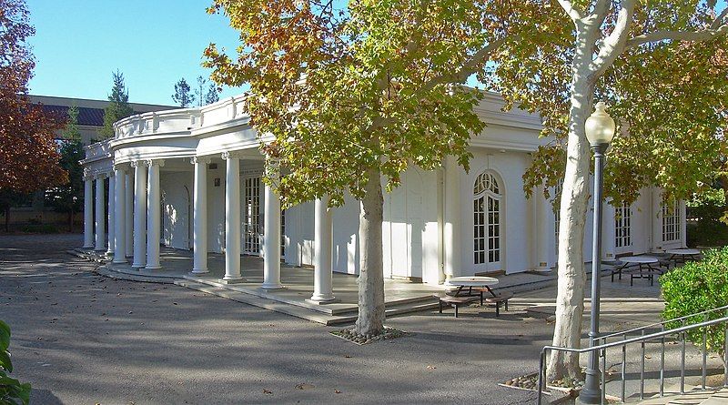 File:Le Petit Trianon.jpg