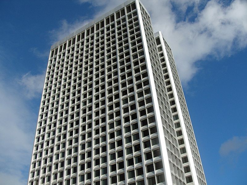 File:Onekaiserplaza.jpg