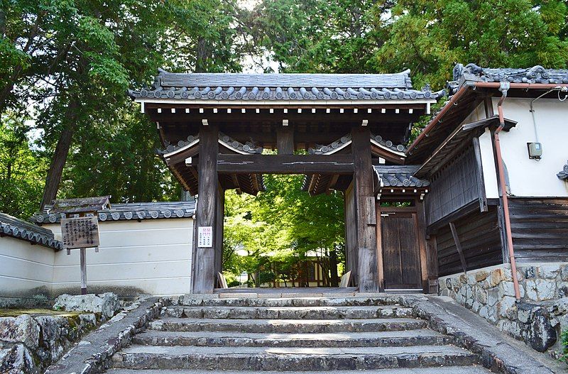 File:Tada-jinja, higashimon.jpg