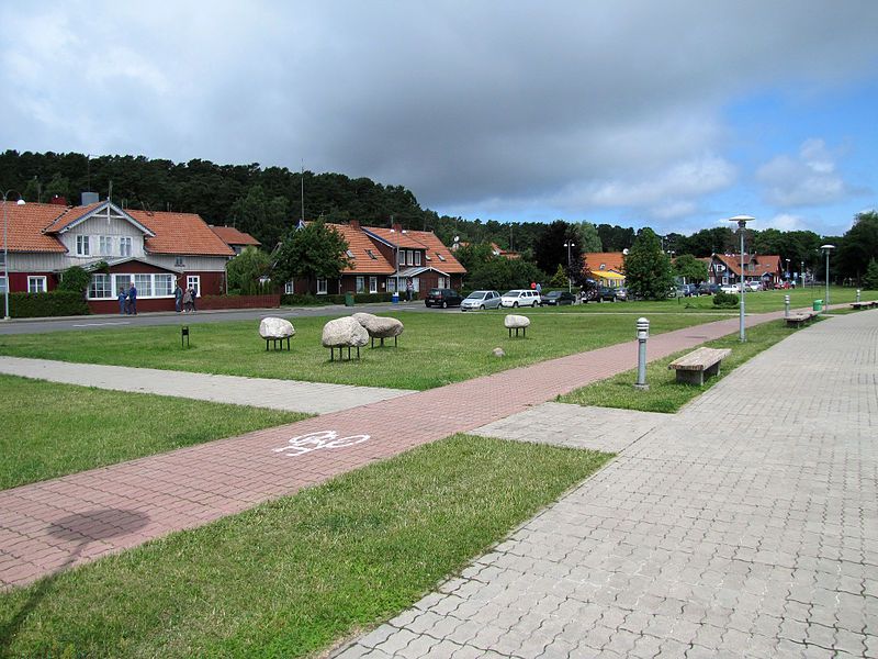 File:Walk in Juodkrantė.jpg