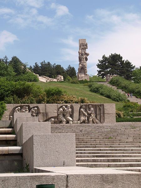 File:Apriltsi-national-memorial-complex.jpg