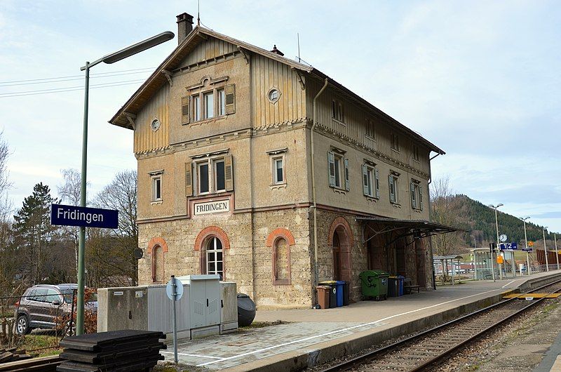 File:Bahnhofgebäude Fridingen (2018).jpg