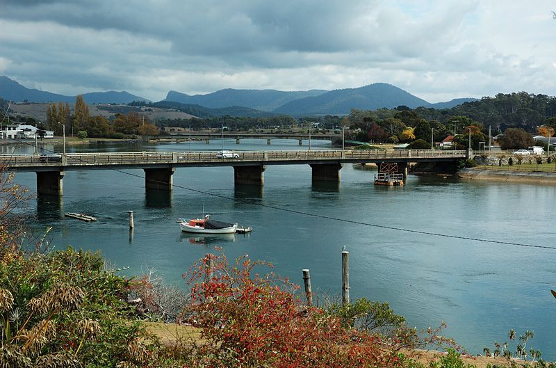 File:Leven-River-Bridge-Ulverstone-20070420-023.jpg