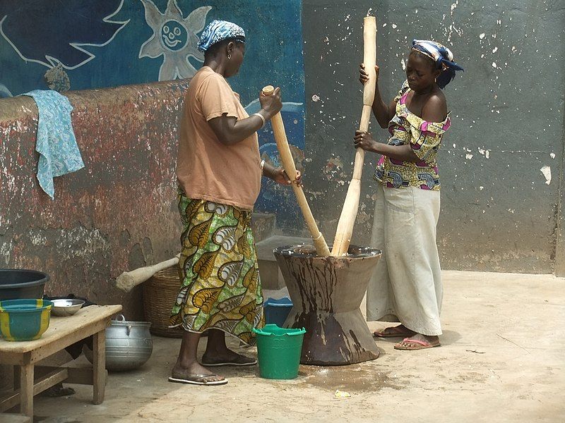 File:Preparing the fufu.jpg