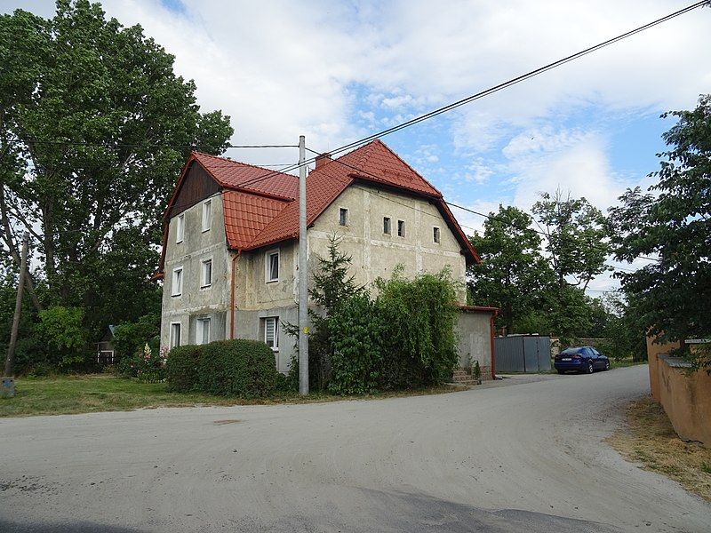 File:Szymanów, dům.jpg