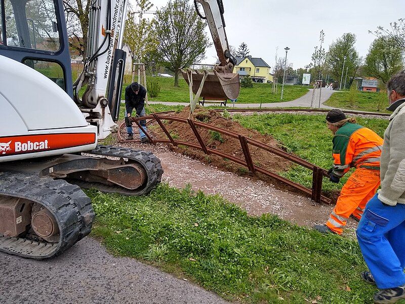 File:Tracklaying Leimbachpark.jpg