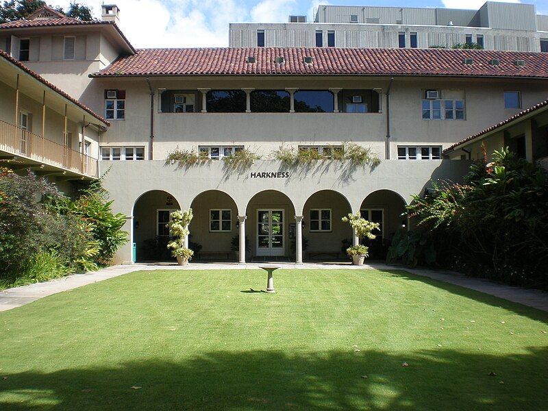 File:Honolulu-QMC-Harkness-bldg-courtyard.JPG