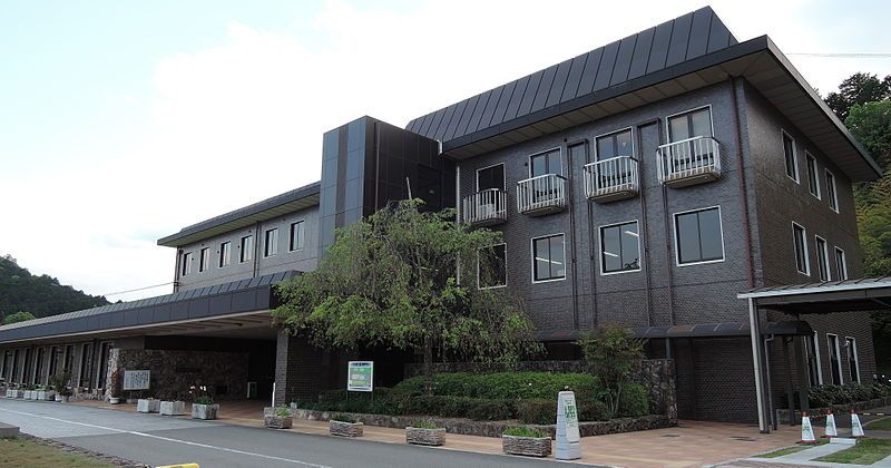 File:Inagawa town hall.JPG