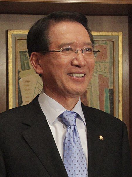 File:Kim Hyong-o 2010.jpg