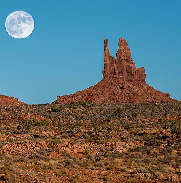 File:King-on-his-Throne Monument Valley.jpg