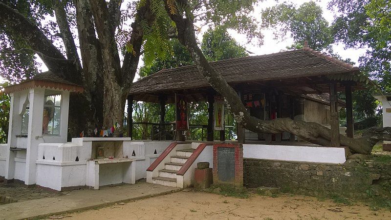 File:Lindamulla Pattini Devalaya.jpg