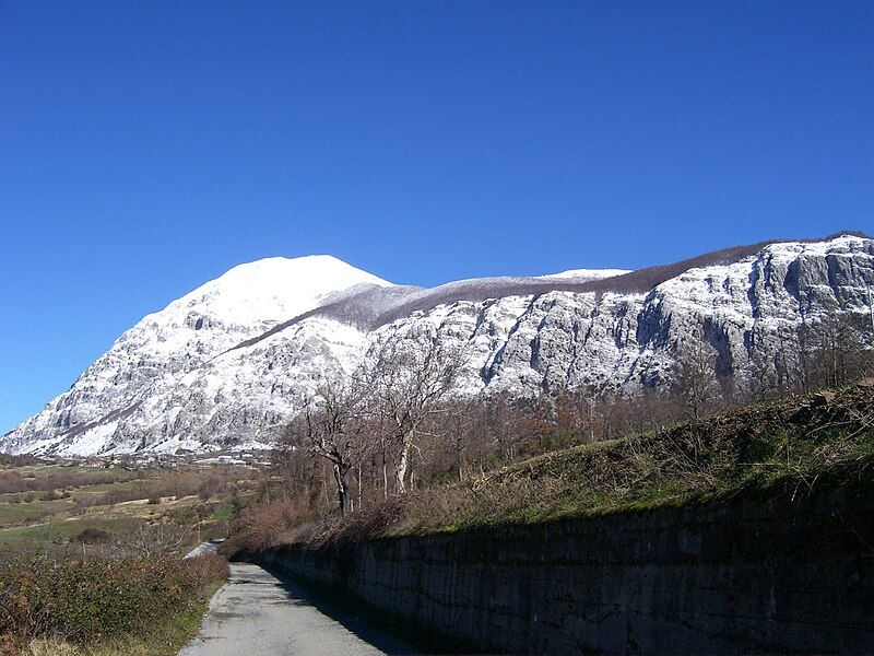 File:Monte Alpi.jpg