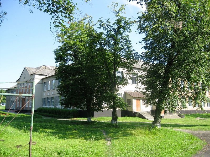 File:Plugne School Gymnasium.JPG